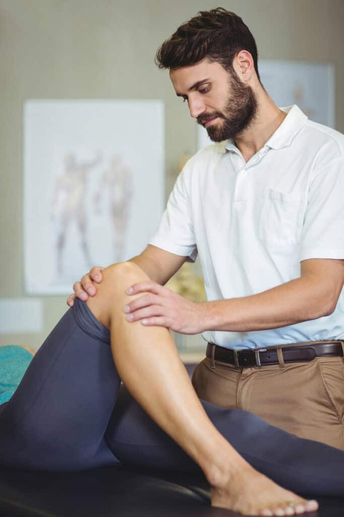 Physiotherapeut arbeitet an Patienten Knie