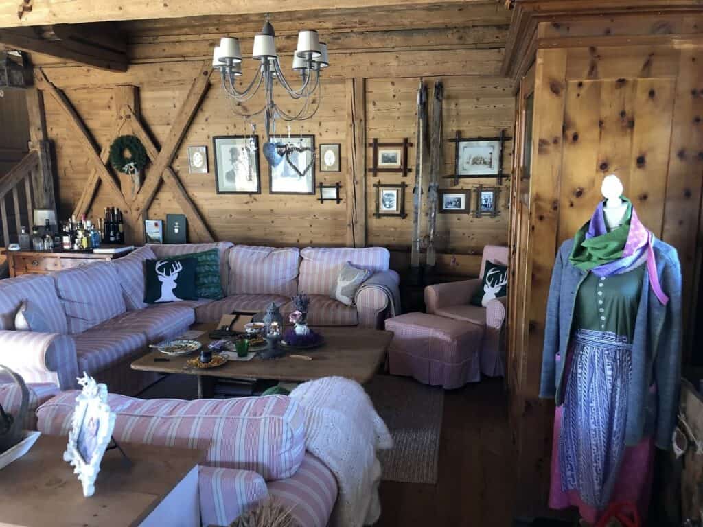 Innenfoto Doblhof, Holzwände, Couch