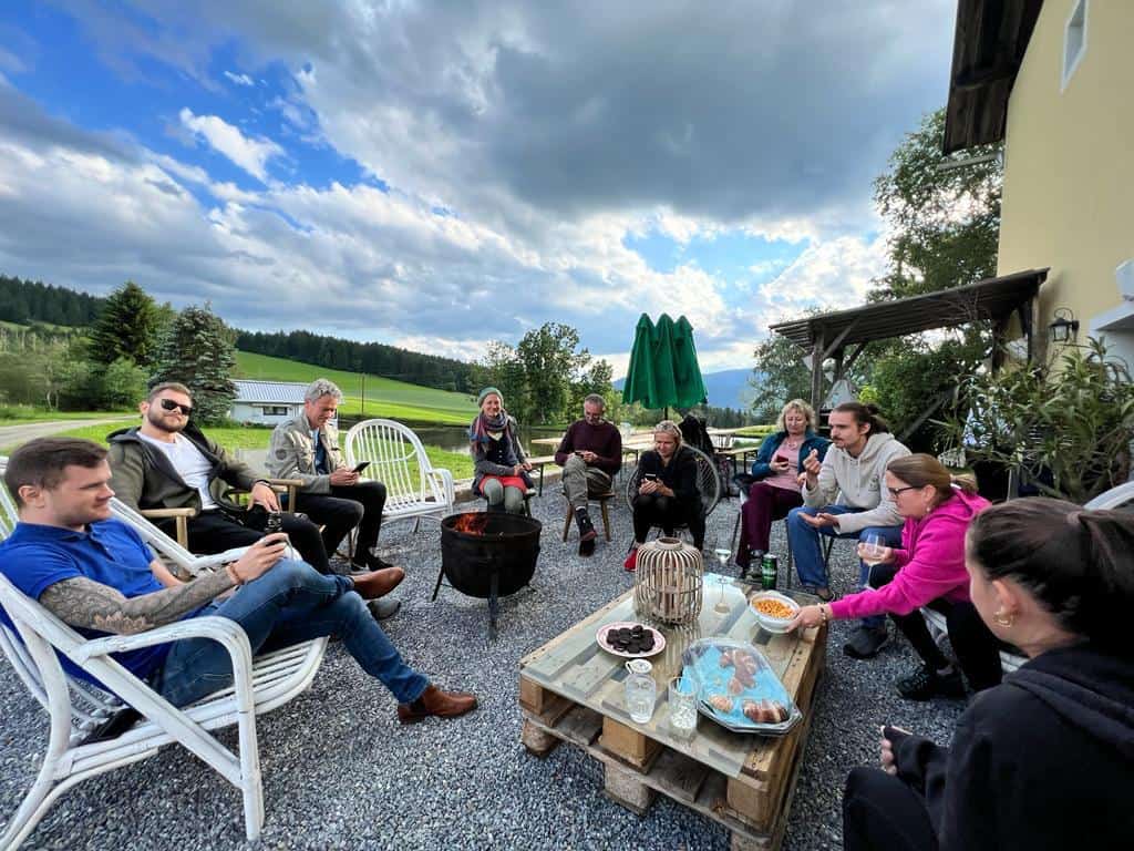 Gemeinsames Teamfoto am Doblhof. Gemütliches Beisammen sein.